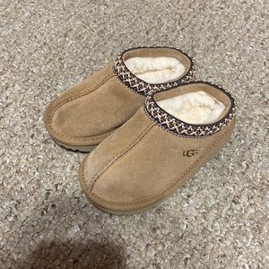 Tasman Ugg slippers size 9 toddler girls. Great condition and barely worn.